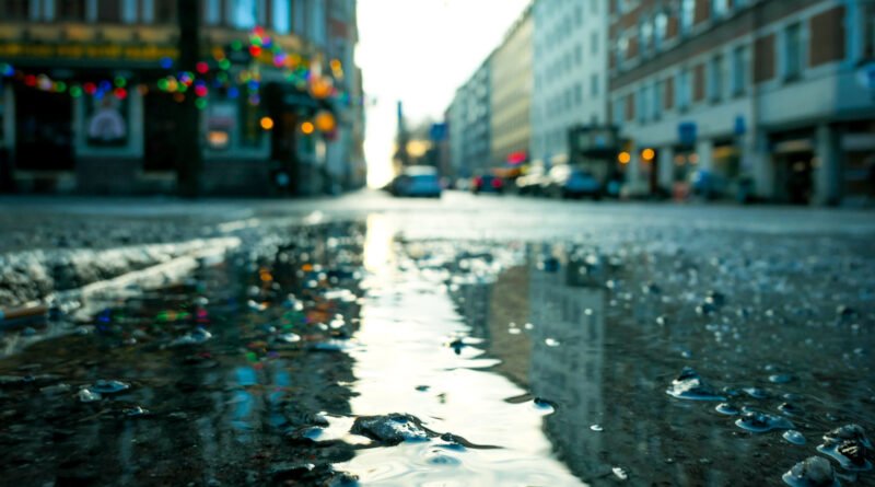 clima del fin de semana: calle de ciudad mojada tras la lluvia