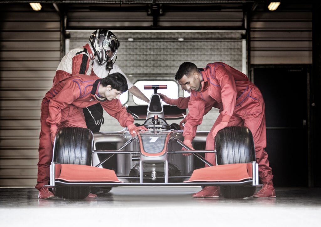 Colapinto en la F1: equipo de automovilismo trabajando en el garaje de boxes