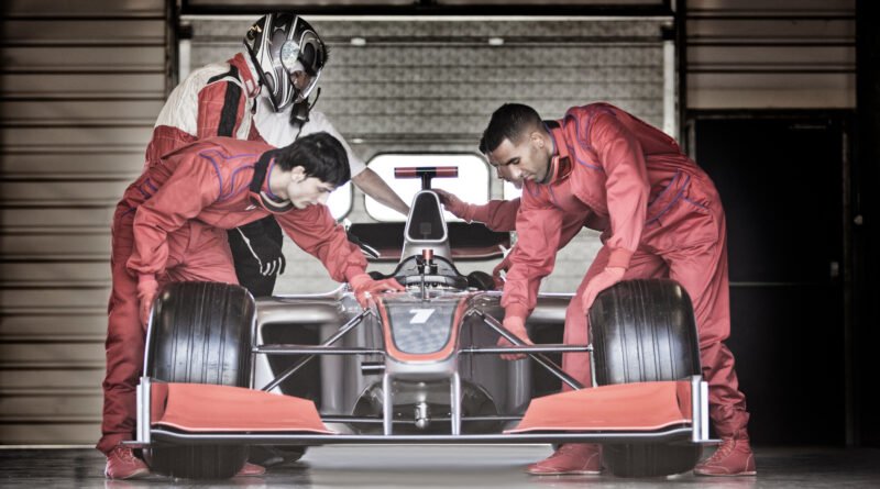 Colapinto en la F1: equipo de automovilismo trabajando en el garaje de boxes