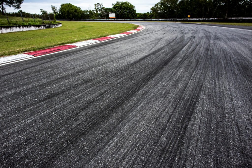 Colapinto en Monza: circuito de automovilismo con la recta y las curvas