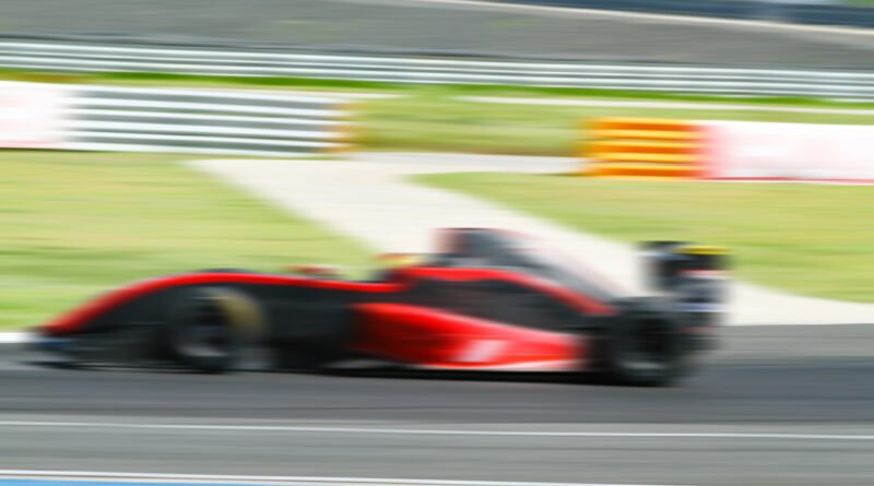 Colapinto en Países Bajos: auto de carreras a gran velocidad en un circuito