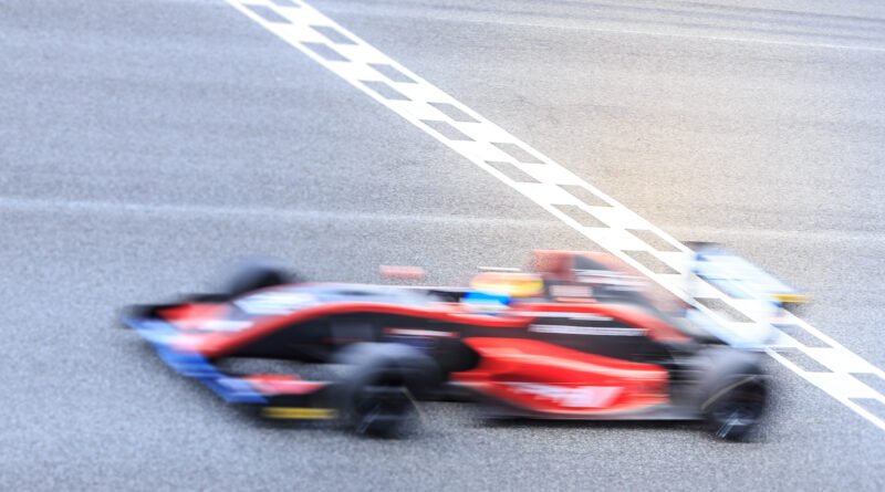 Colapinto en Zandvoort: auto de carreras a gran velocidad