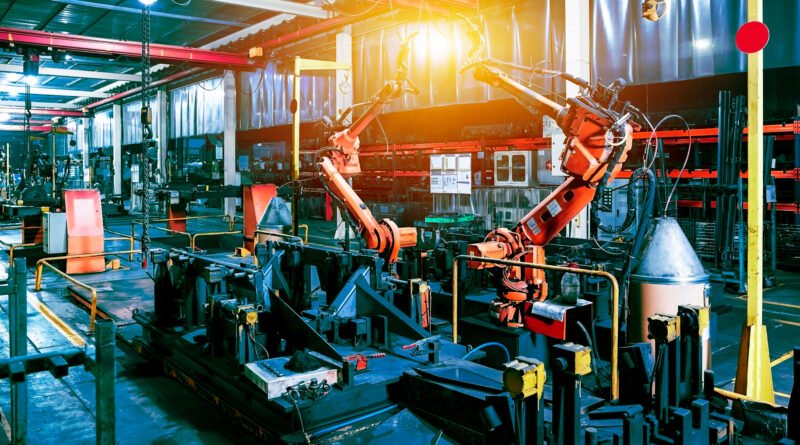 competitividad industrial: robot en una línea de montaje de una fábrica