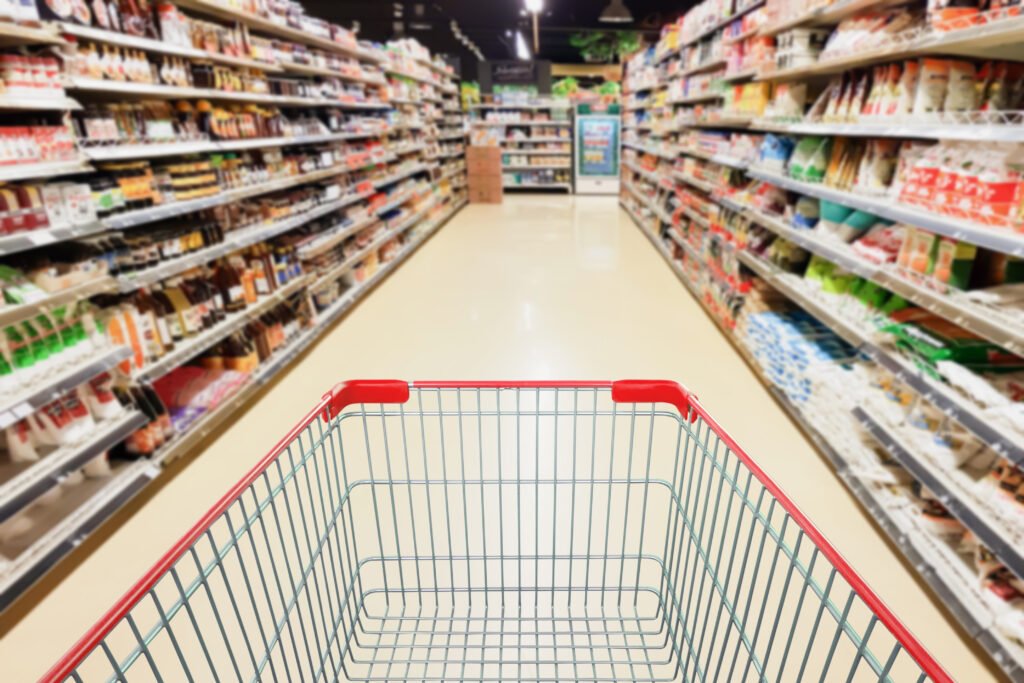 consumo masivo: changuito en una góndola de supermercado