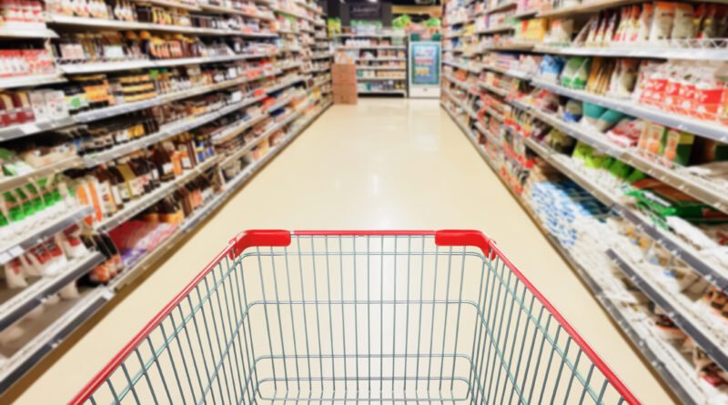 consumo masivo: changuito en una góndola de supermercado