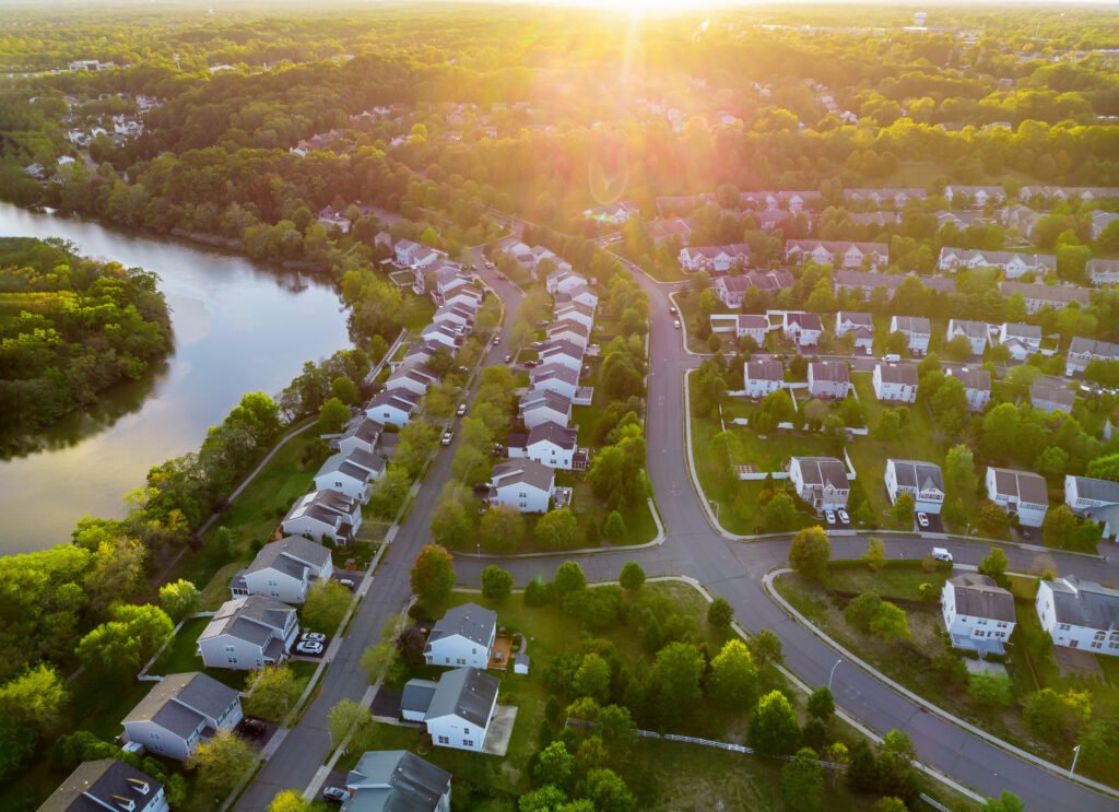 Conurbano bonaerense: vista aérea de techos de casas al amanecer