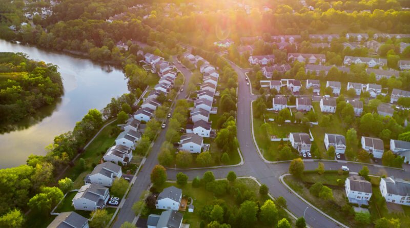 Conurbano bonaerense: vista aérea de techos de casas al amanecer