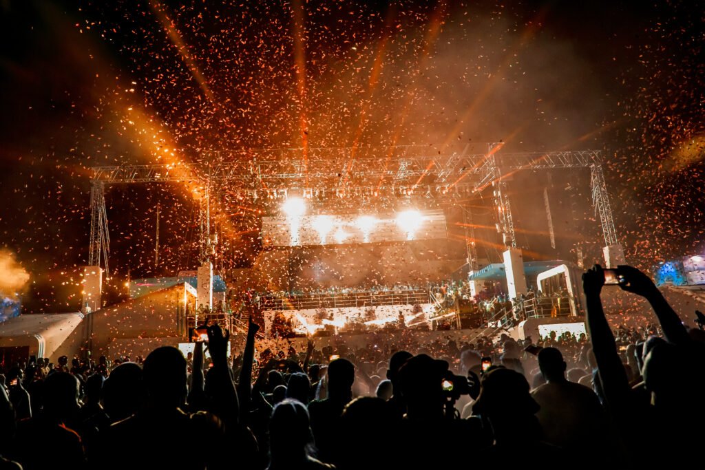 Cosquín Rock 2027: escenario de festival con luces y láser de noche