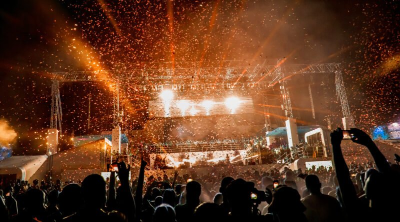 Cosquín Rock 2027: escenario de festival con luces y láser de noche