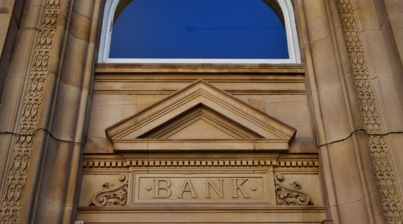 Crédito en dólares: fachada de un edificio bancario clásico