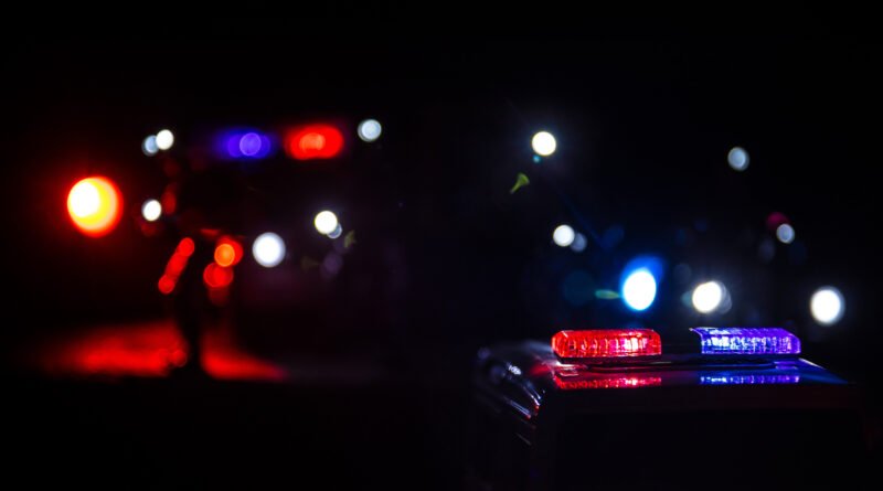 Crimen en Allen: patrulleros con luces de emergencia de noche