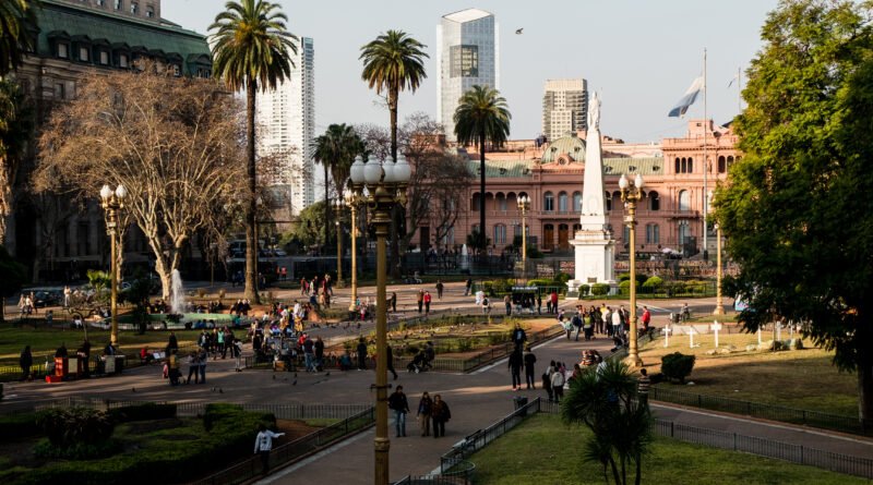 cumbre de Milei: fachada de la Casa Rosada en la Plaza de Mayo