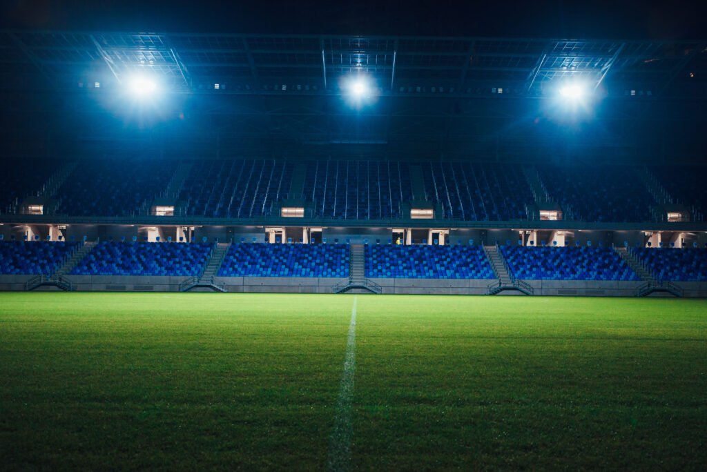 Cuti Romero: estadio de fútbol iluminado de noche