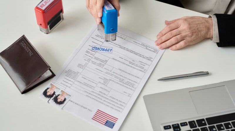 decreto para expulsar extranjeros: sello de aprobación sobre un formulario migratorio