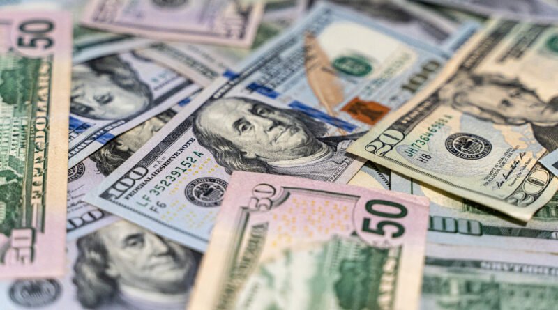 Demanda de dólares: billetes de cien dólares estadounidenses en efectivo