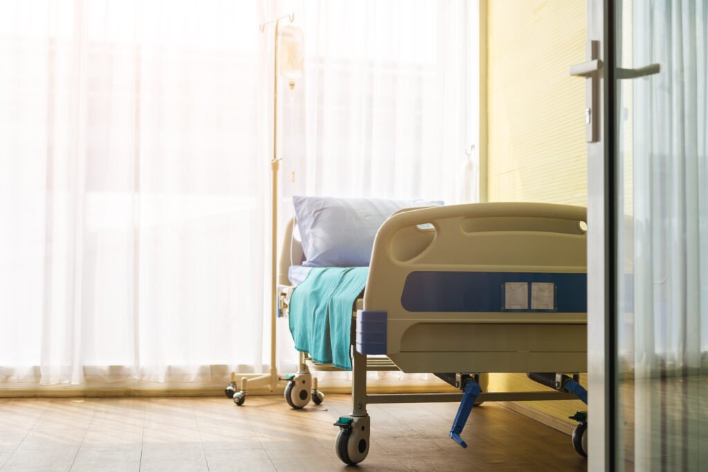 Denisse González: habitación de hospital con una cama vacía
