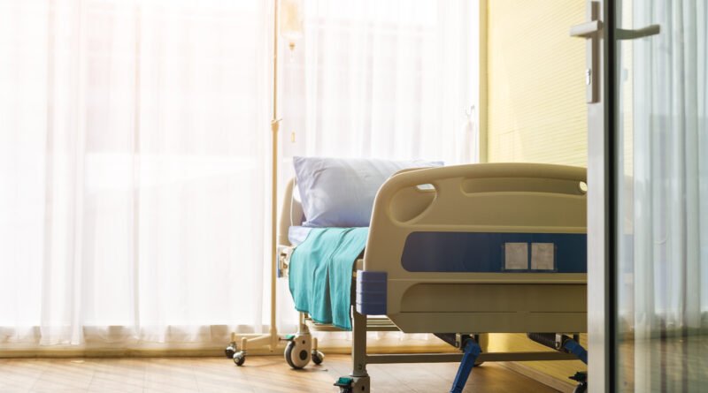 Denisse González: habitación de hospital con una cama vacía