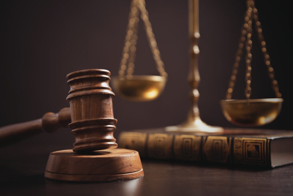 Denuncia a Thiago Medina: un martillo de juez y la balanza de la justicia