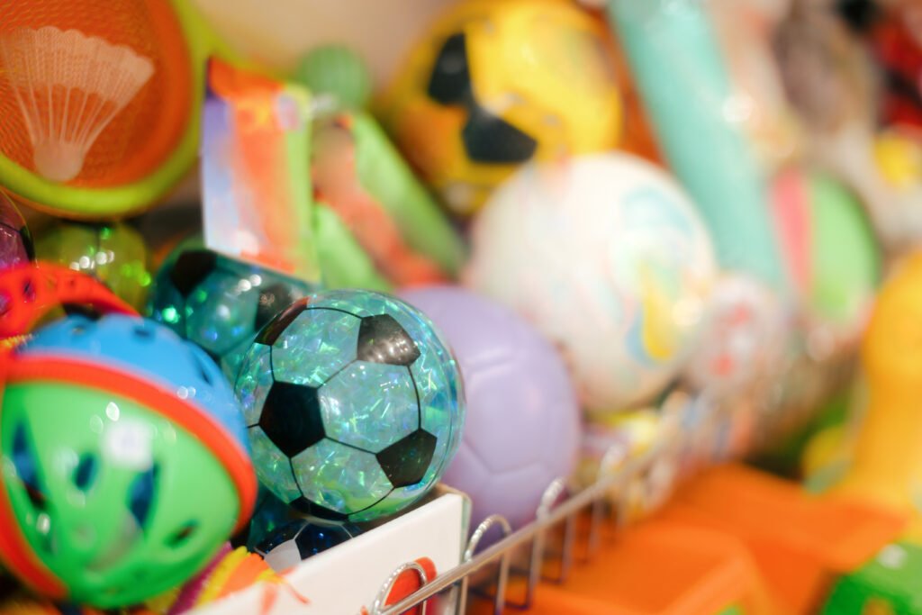 Día del Niño: estante de juguetes coloridos en una juguetería