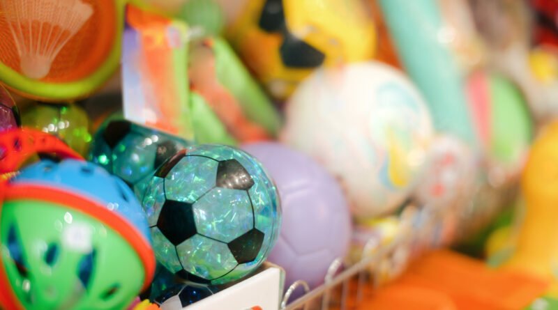 Día del Niño: estante de juguetes coloridos en una juguetería