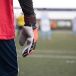 Dibu Martínez: arquero de fútbol atajando un balón frente al arco