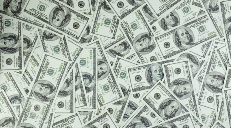 dólar blue: pila de billetes de 100 dólares