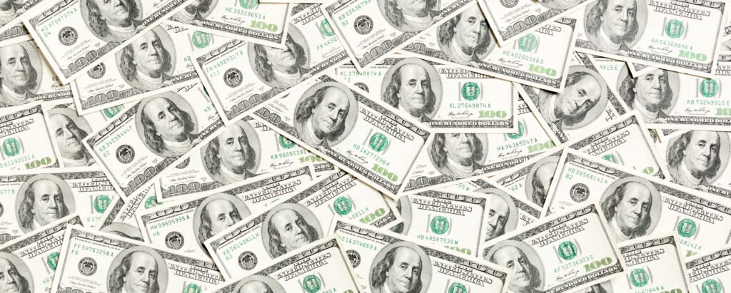 Dólar en agosto: billetes de cien dólares apilados