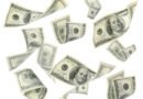 dólar hoy: billetes de cien dólares estadounidenses volando