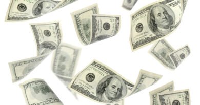 dólar hoy: billetes de cien dólares estadounidenses volando