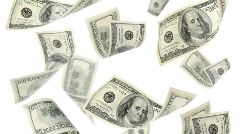 dólar hoy: billetes de cien dólares estadounidenses volando