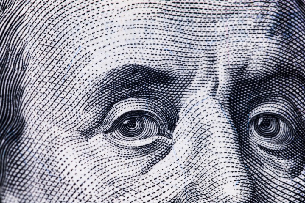dólar mayorista: primer plano de un billete de cien dólares estadounidenses