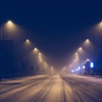 El Eternauta 2: calle nevada de noche con faroles encendidos
