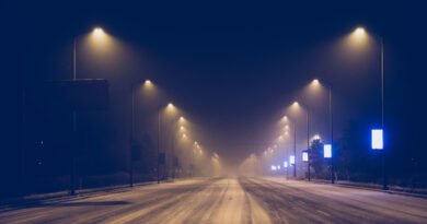El Eternauta 2: calle nevada de noche con faroles encendidos
