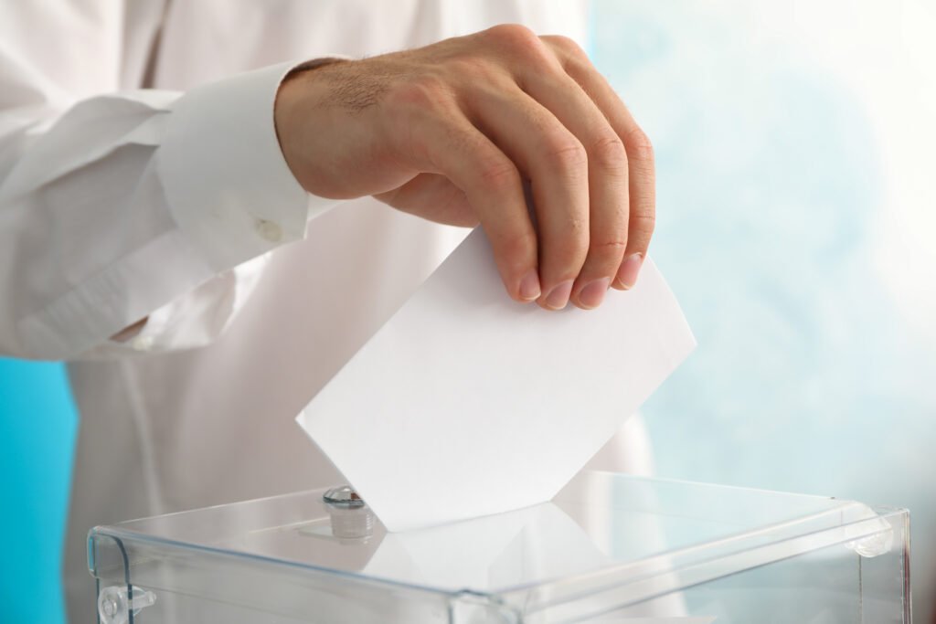 elecciones bonaerenses: urna de votación con boletas