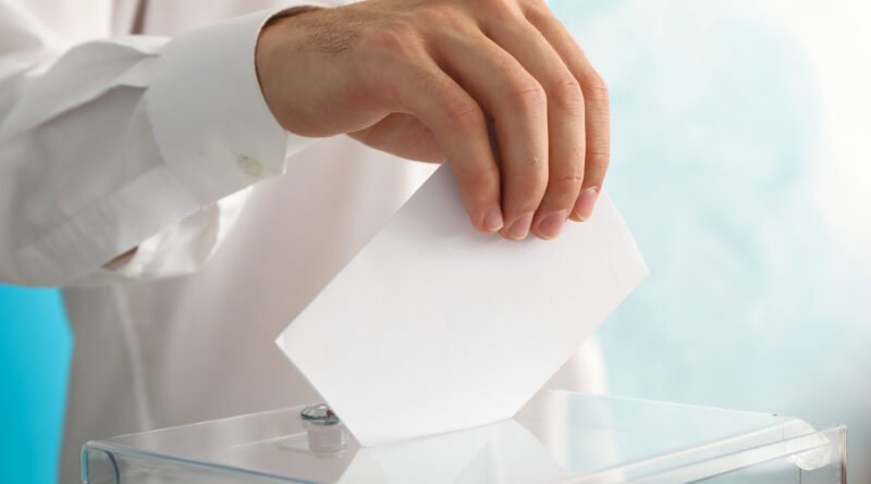 elecciones bonaerenses: urna de votación con boletas