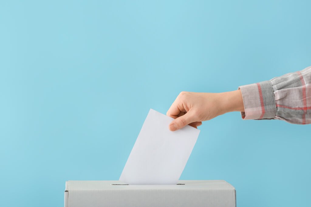 elecciones bonaerenses: mujer votando junto a una urna electoral