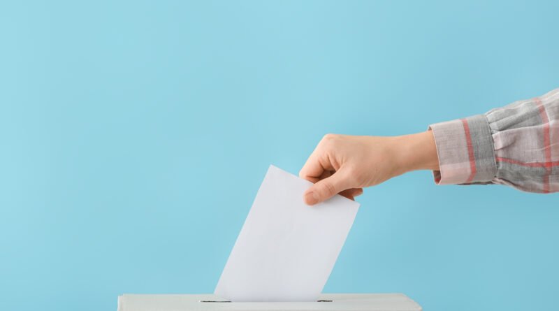 elecciones bonaerenses: mujer votando junto a una urna electoral