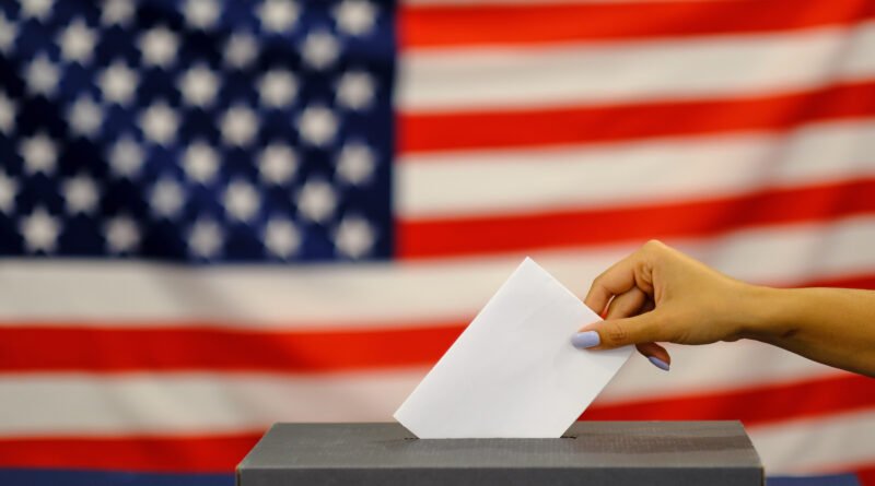 elecciones en Santiago del Estero: una persona deposita su voto en una urna