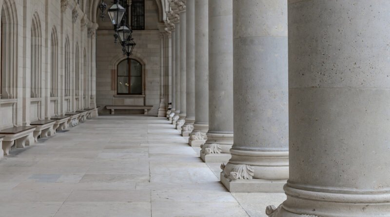 emergencia en la UBA: columnas clásicas de un edificio universitario