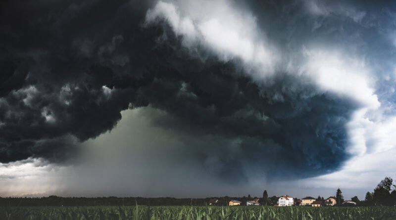 emergencia hídrica: campo embarrado bajo nubes de tormenta oscuras