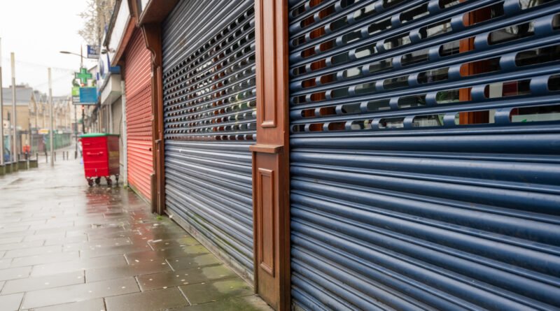 Empresas cerradas: local comercial con persiana baja