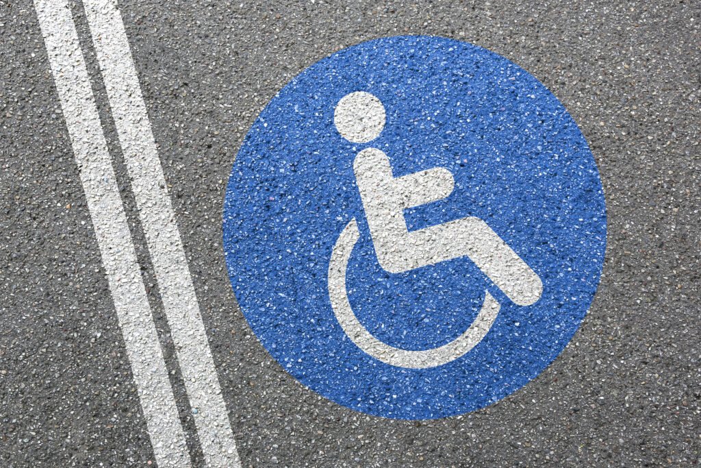 endeudamiento y discapacidad: señal de rampa para sillas de ruedas en la calle