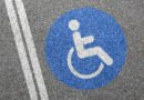 endeudamiento y discapacidad: señal de rampa para sillas de ruedas en la calle