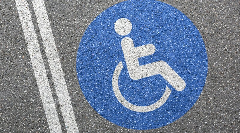 endeudamiento y discapacidad: señal de rampa para sillas de ruedas en la calle