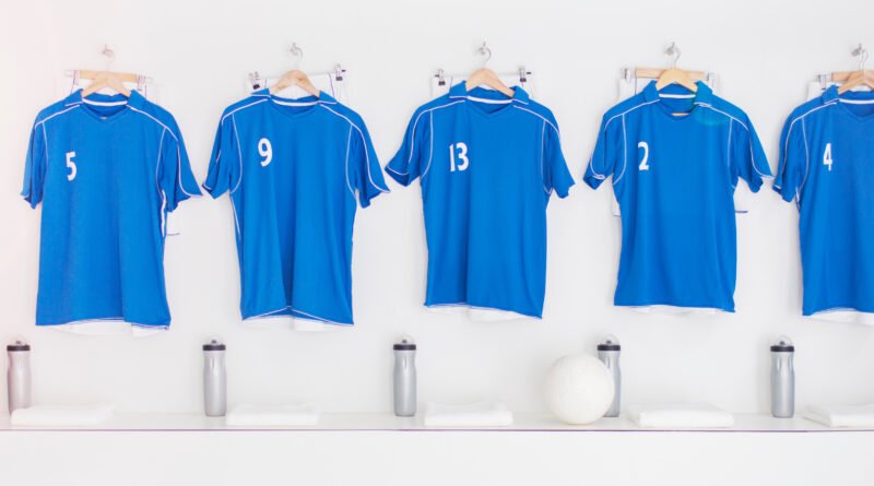 Enner Valencia: camisetas de fútbol colgadas en un vestuario