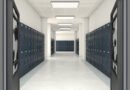 escuelas porteñas: pasillo escolar con lockers y aulas