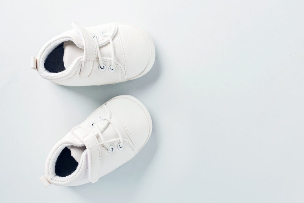 Estefi Berardi: pequeños zapatitos de bebé sobre fondo pastel