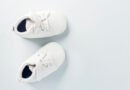 Estefi Berardi: pequeños zapatitos de bebé sobre fondo pastel