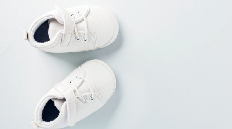 Estefi Berardi: pequeños zapatitos de bebé sobre fondo pastel