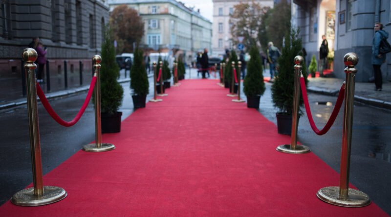 Eva Bargiela: alfombra roja con luces en un evento del espectáculo